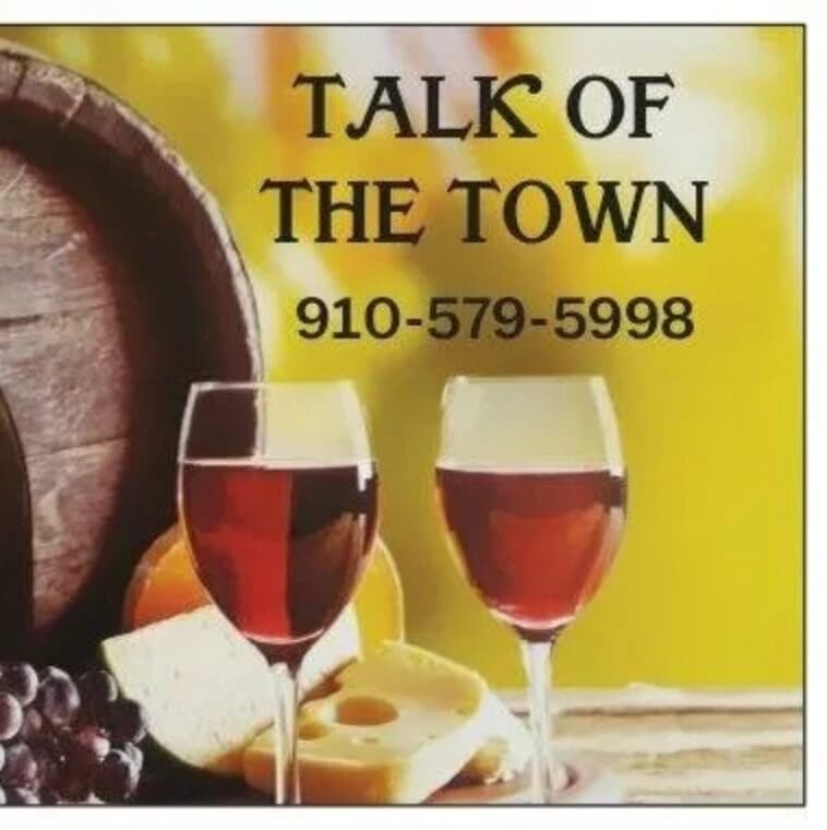 A picture of two wine glasses and some grapes.